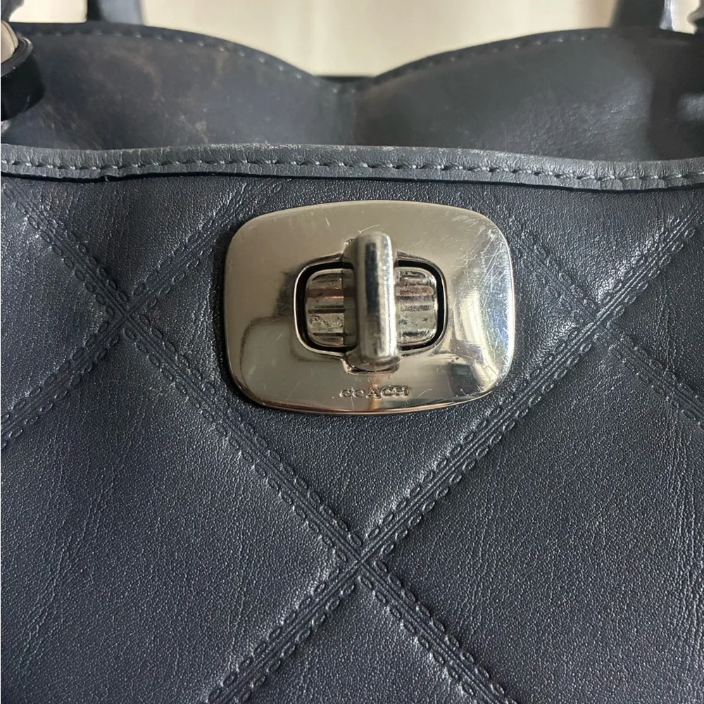 Elegant Gray Quilted Handbag - Picture 6 of 10